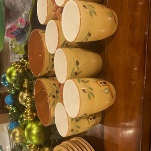 Pfaltzgraff olive grove. 8 mugs 8 dinner plates